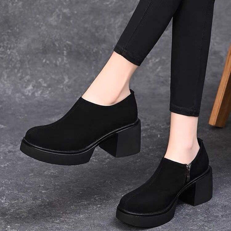 Ženski loafersi s debelim potplatom, proljeće 2025 — slip-on ravne cipele od velura