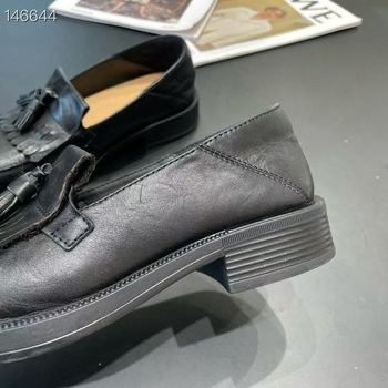 Ženske kožne loaferice s ukrasnim brogu uzorkom i dvostrukim kopčama, slip-on, ravni potplat, 2025 jesen-zima
