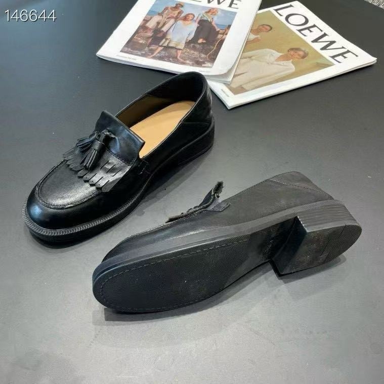 Ženske kožne loaferice s ukrasnim brogu uzorkom i dvostrukim kopčama, slip-on, ravni potplat, 2025 jesen-zima