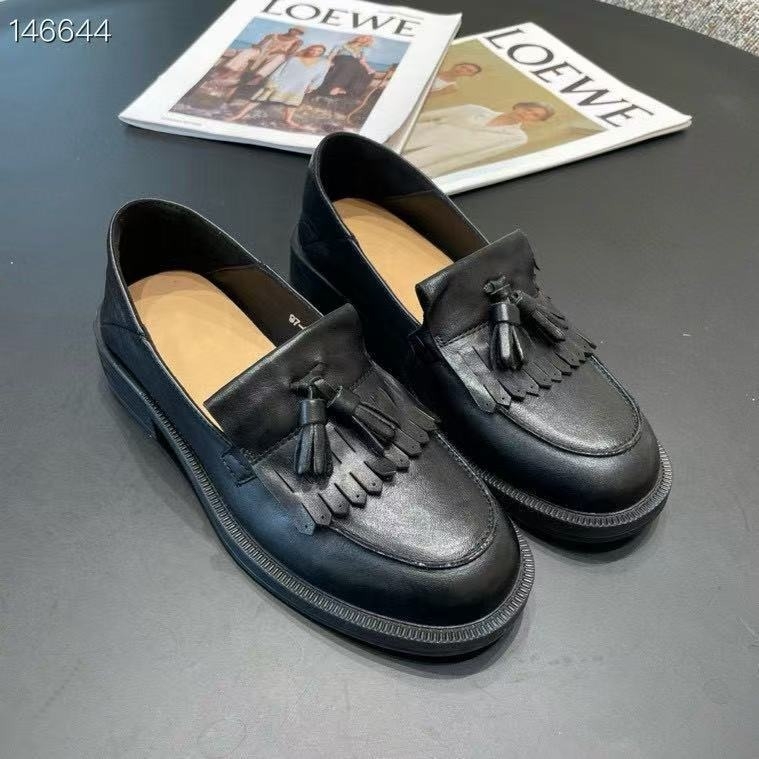 Ženske kožne loaferice s ukrasnim brogu uzorkom i dvostrukim kopčama, slip-on, ravni potplat, 2025 jesen-zima