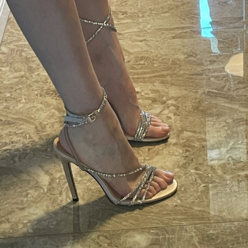 Sandale s visokim petama, jednim remenom i kristalima, retro stil