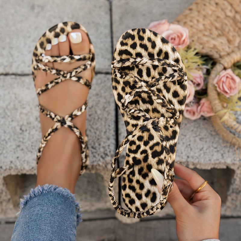 Ženske ploske sandale s pletenim trakama i leopard uzorom – retro inspiracija, udobnost ljeta