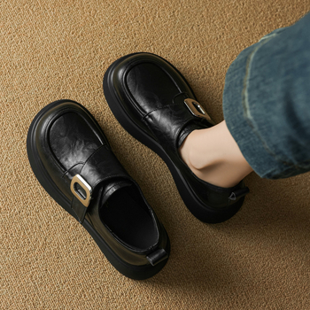 Ženske loafers 2026, kožne cipele u britskom stilu s jedinstvenim vintage dizajnom, okrugli vrh, sjajna koža, debela peta