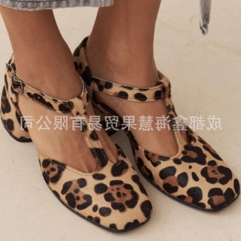 Ženske velur sandale s leopard uzorkom, s T-kopčom i izrezanim dizajnom