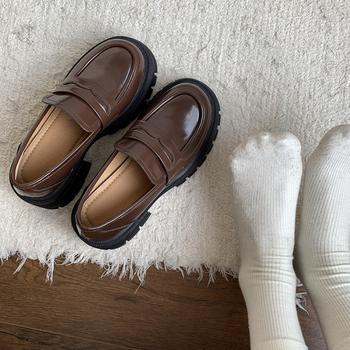 Smeđi ženski loaferi s debelim potplatom, retro britanski stil, PU gornji dio, zaobljen vrh, slip-on, za jesen i zimu
