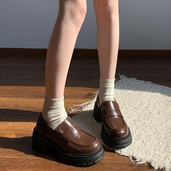Smeđi ženski loaferi s debelim potplatom, retro britanski stil, PU gornji dio, zaobljen vrh, slip-on, za jesen i zimu