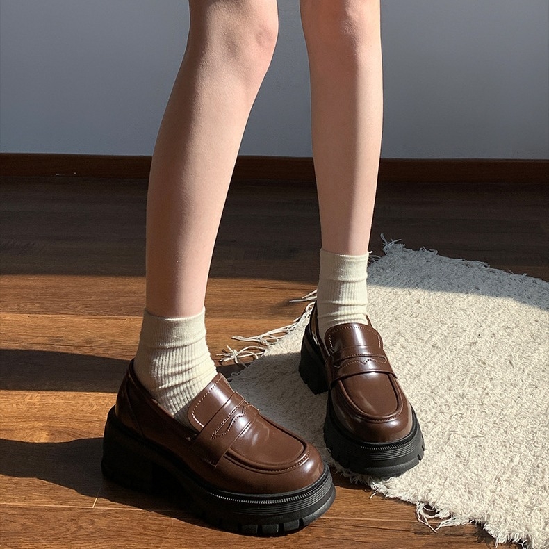 Smeđi ženski loaferi s debelim potplatom, retro britanski stil, PU gornji dio, zaobljen vrh, slip-on, za jesen i zimu