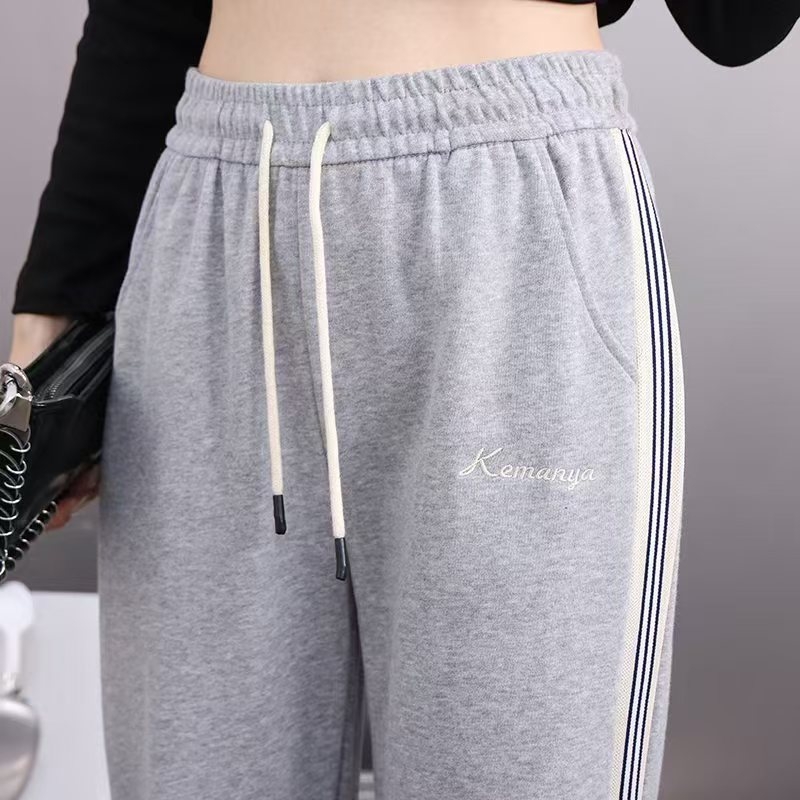 Ženske sive trenirke hlače, udoban kroj, jogger-harem stil, skraćene nogavice