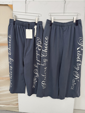 Ženske hlače s ležernim krojem, s vintage plavim printom i slovima, casual sportski stil, duljina 9/10