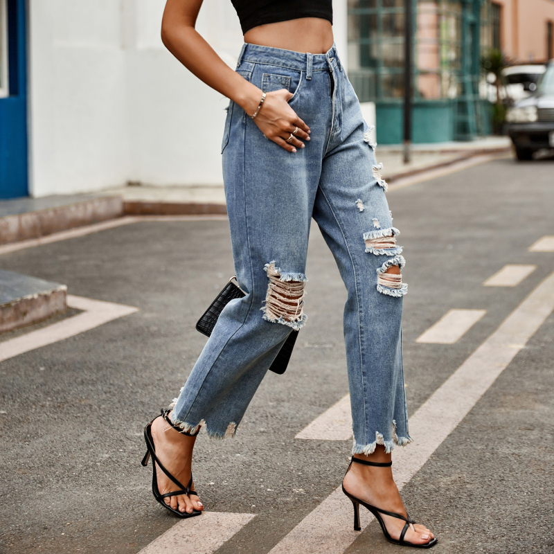 Ženske traperice s ravnim krojem, cropped dužine, s neobrađenim rubom i poderanim detaljima, denim, srednji porast