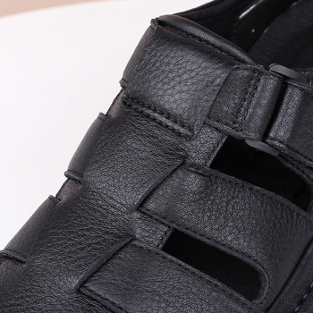 Sandale bărbătești din piele, vârf închis și partea superioară perforată, vară 2025, pantofi casual de plajă