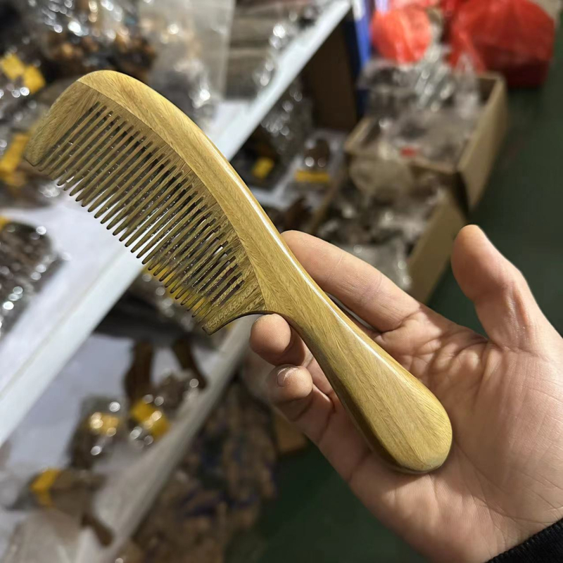 Zeleni sandalov češalj s dugom drškom, debeli okrugli držak, uzorak drvnih vlakana