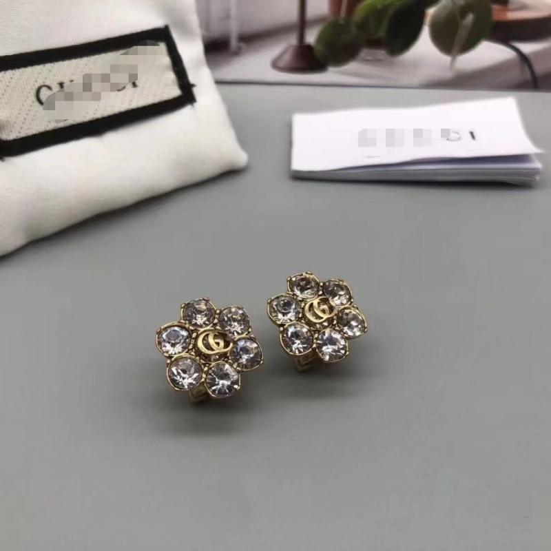 Naušnice s cvjetnim motivom i dvostrukim slovom G, dijamantima, sa srebrnim čepovima