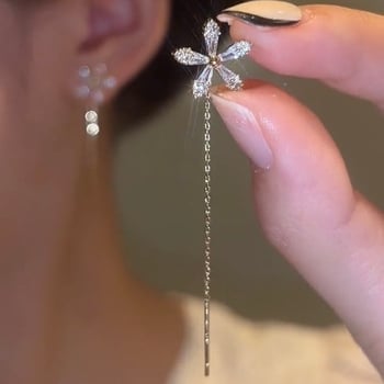 Zlatne naušnice s cvijetom i resicama od cirkonija, za žene – elegantan, minimalistički dizajn
