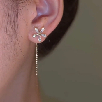 Zlatne naušnice s cvijetom i resicama od cirkonija, za žene – elegantan, minimalistički dizajn