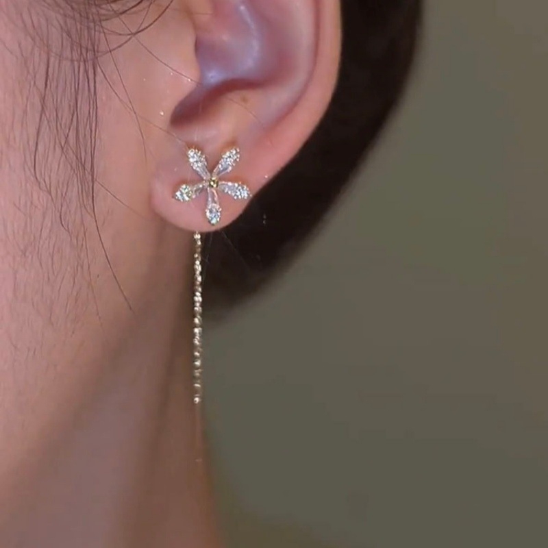 Zlatne naušnice s cvijetom i resicama od cirkonija, za žene – elegantan, minimalistički dizajn