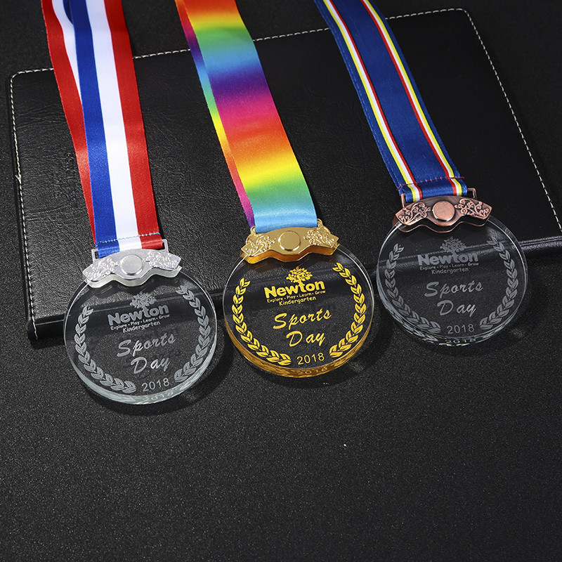 Maratonska kristalna medalja, mali metalni trofej za djecu, pozlaćena medalja za sportske događaje.