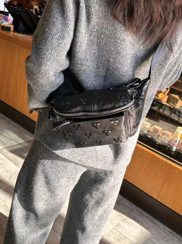 Ženska crossbody torba od prave ovčje kože, casual stil, srednja veličina, džepovi za telefon i osobnu iskaznicu, proljeće 2026