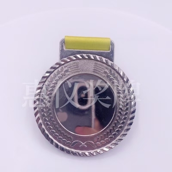 Metalna medalja – prazan kreativni dizajn maratonske spomen-medalje za školske sportske događaje, bojano i zlatno otisnuta značka