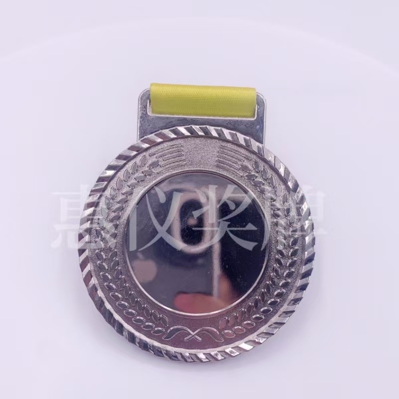 Metalna medalja – prazan kreativni dizajn maratonske spomen-medalje za školske sportske događaje, bojano i zlatno otisnuta značka