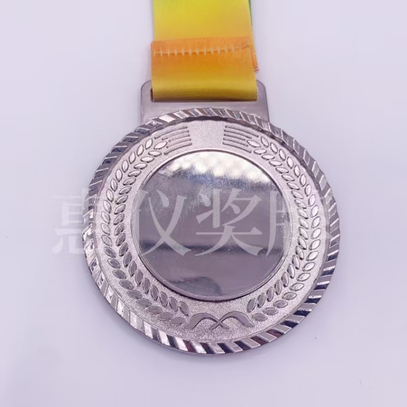 Metalna medalja – prazan kreativni dizajn maratonske spomen-medalje za školske sportske događaje, bojano i zlatno otisnuta značka