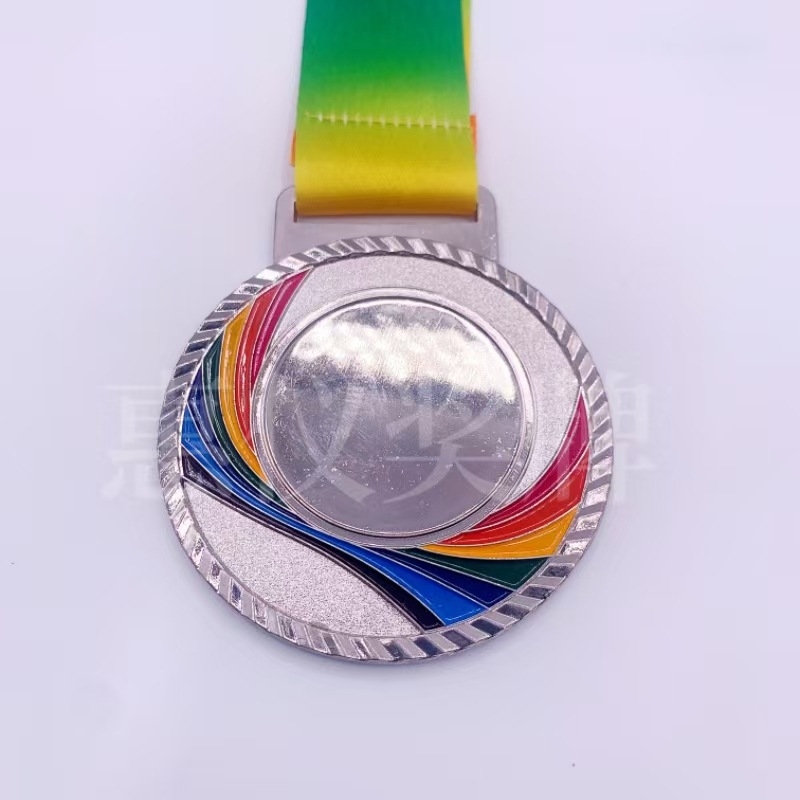 Metalna medalja – prazan kreativni dizajn maratonske spomen-medalje za školske sportske događaje, bojano i zlatno otisnuta značka