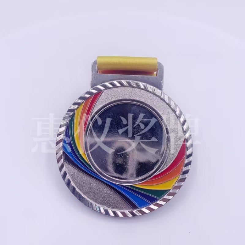 Metalna medalja – prazan kreativni dizajn maratonske spomen-medalje za školske sportske događaje, bojano i zlatno otisnuta značka