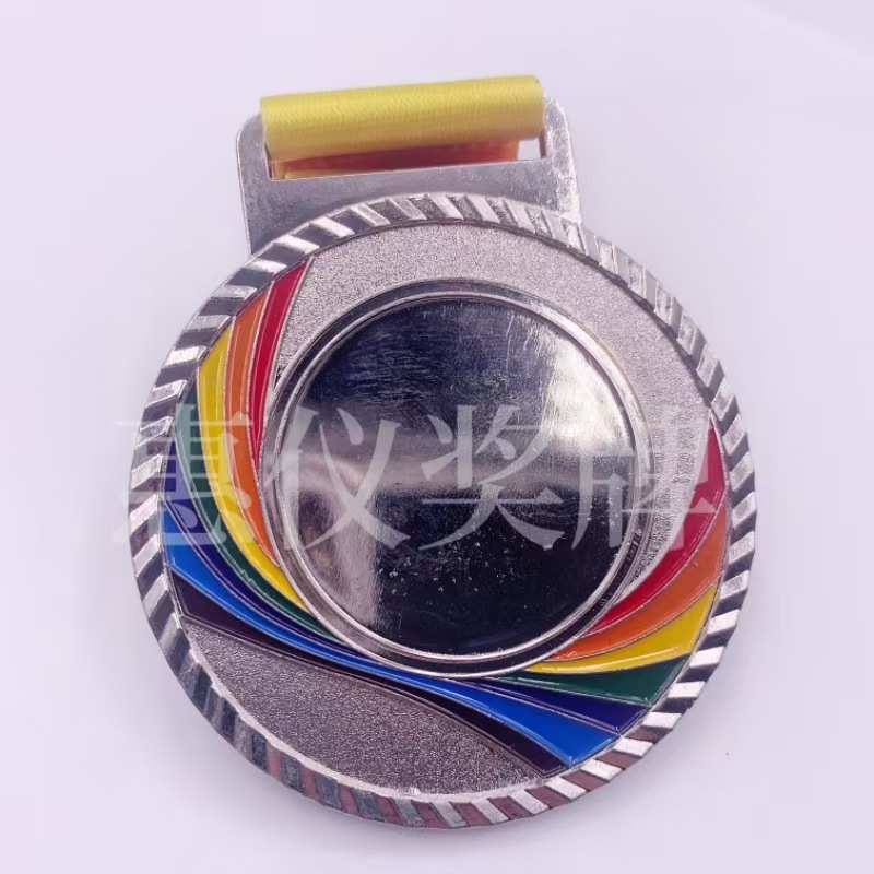 Metalna medalja – prazan kreativni dizajn maratonske spomen-medalje za školske sportske događaje, bojano i zlatno otisnuta značka