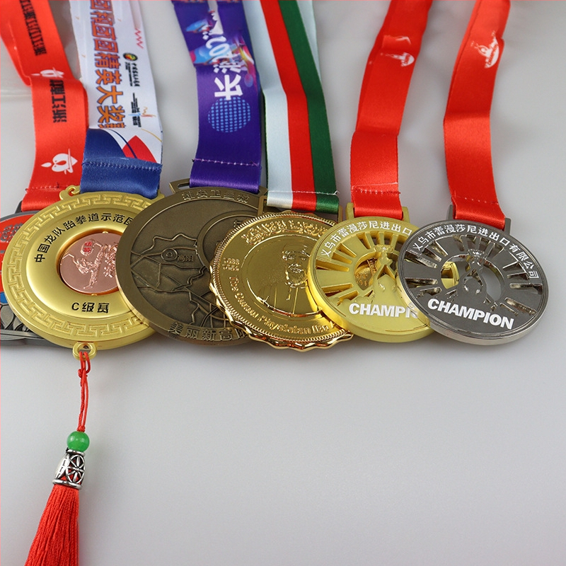 Prilagođene medalje za maratone i sportska događanja; plakete za dodjelu nagrada za košarku i stolni tenis; častne memorijalne medalje