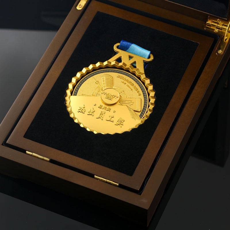Prilagođene medalje za izuzetne zaposlenike, počasne medalje za penzioniranje, metalne lakirane medalje za sportske događaje i maratone