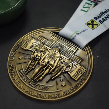 Maraton medalja od legure cinka s lakiranim završetkom, memorijalna medalja i retro novčić