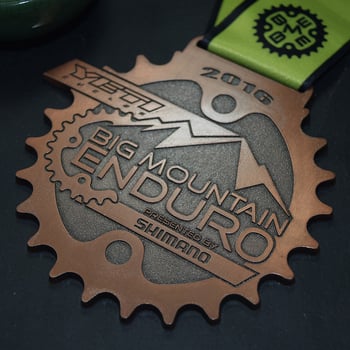 Maraton medalja od legure cinka s lakiranim završetkom, memorijalna medalja i retro novčić