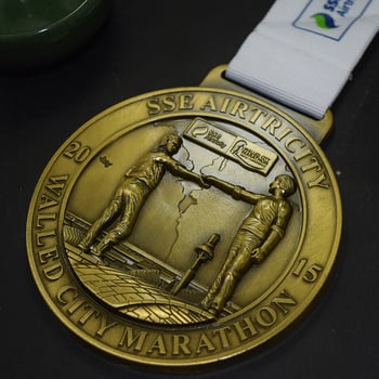 Maraton medalja od legure cinka s lakiranim završetkom, memorijalna medalja i retro novčić