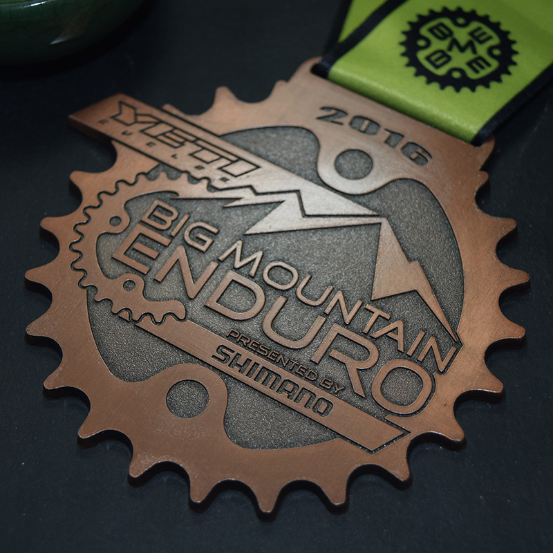 Maraton medalja od legure cinka s lakiranim završetkom, memorijalna medalja i retro novčić