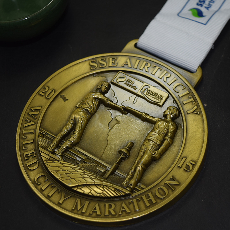 Maraton medalja od legure cinka s lakiranim završetkom, memorijalna medalja i retro novčić