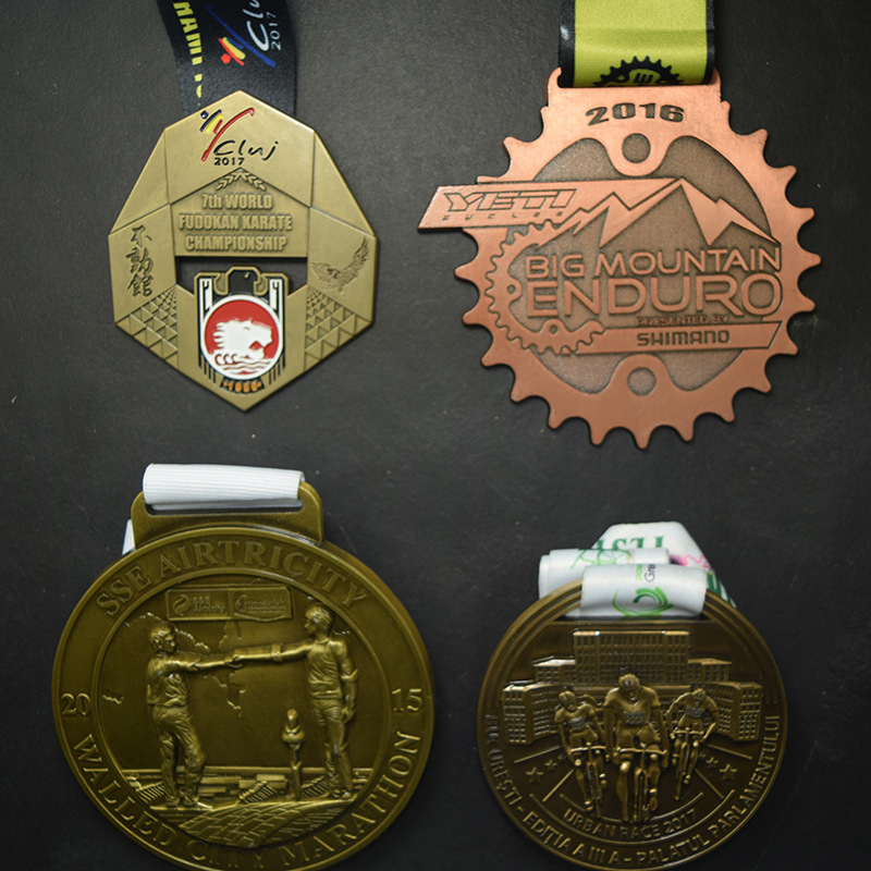 Maraton medalja od legure cinka s lakiranim završetkom, memorijalna medalja i retro novčić