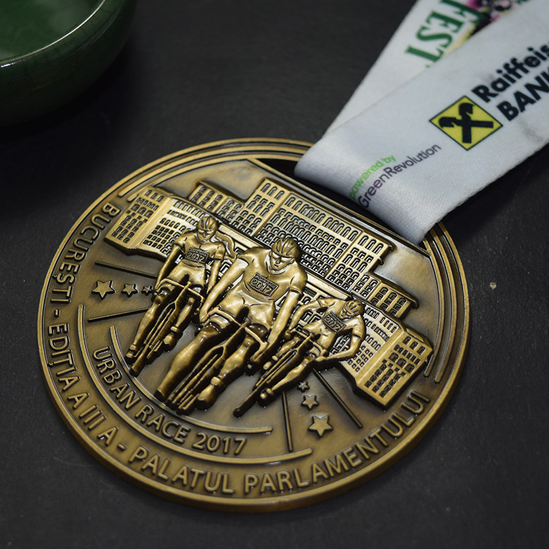 Maraton medalja od legure cinka s lakiranim završetkom, memorijalna medalja i retro novčić
