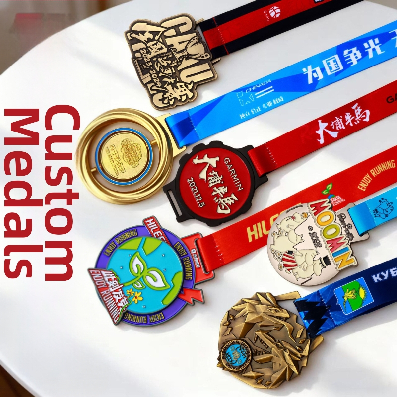 Metalne medalje za maraton zlatne i srebrne s emajliranim završetkom, prigodne značke za ljetne kampove i sportske događaje