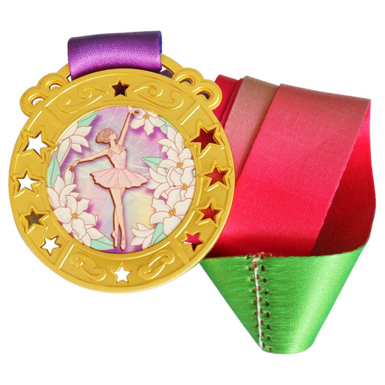 Dječja medalja za etnički ples, 60 mm, legura cinka, pozlaćeni premaz, mogućnost prilagodbe