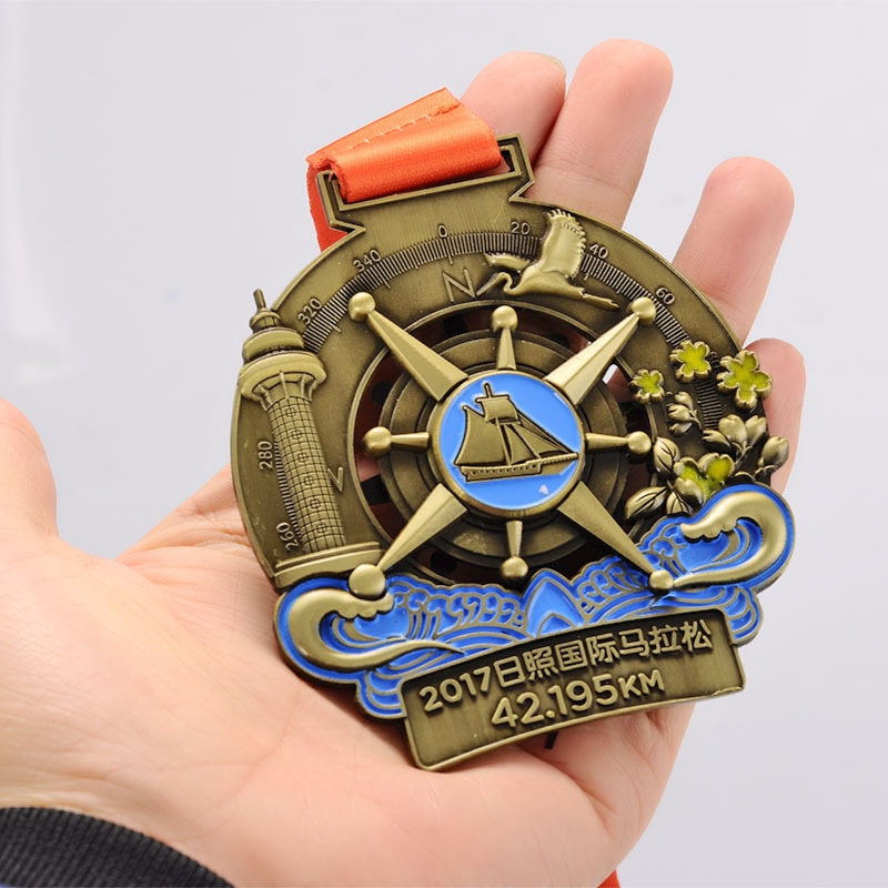 Metalna medalja za trčanje i maraton – personalizirana prigodna medalja, zlatni dizajn