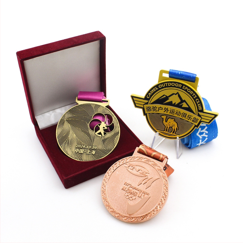 Personalizirane medalje za nogomet i košarku za maraton i vrtićki sportski dan; zlatne, srebrne i brončane, s trakom za nošenje
