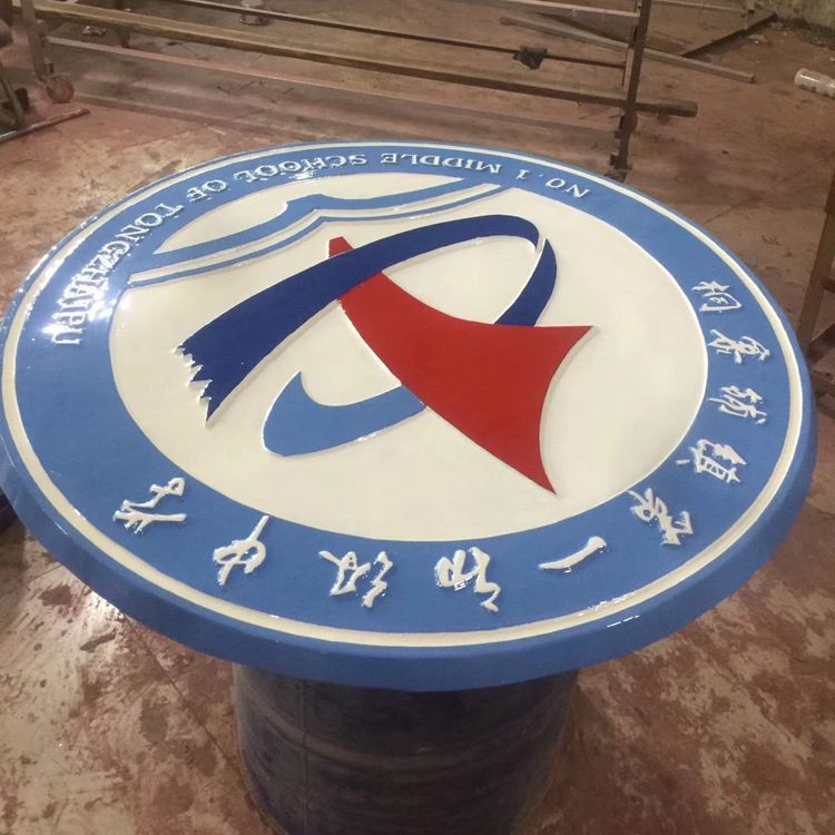 Velika identifikacijska značka od lijevanog aluminija s petokrakom zvijezdom, za identifikaciju jedinice, visi znak za vrata