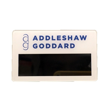 Insignă din acril cu fundal negru, nume înlocuibil, personalizabil – Addleshaw Goddard