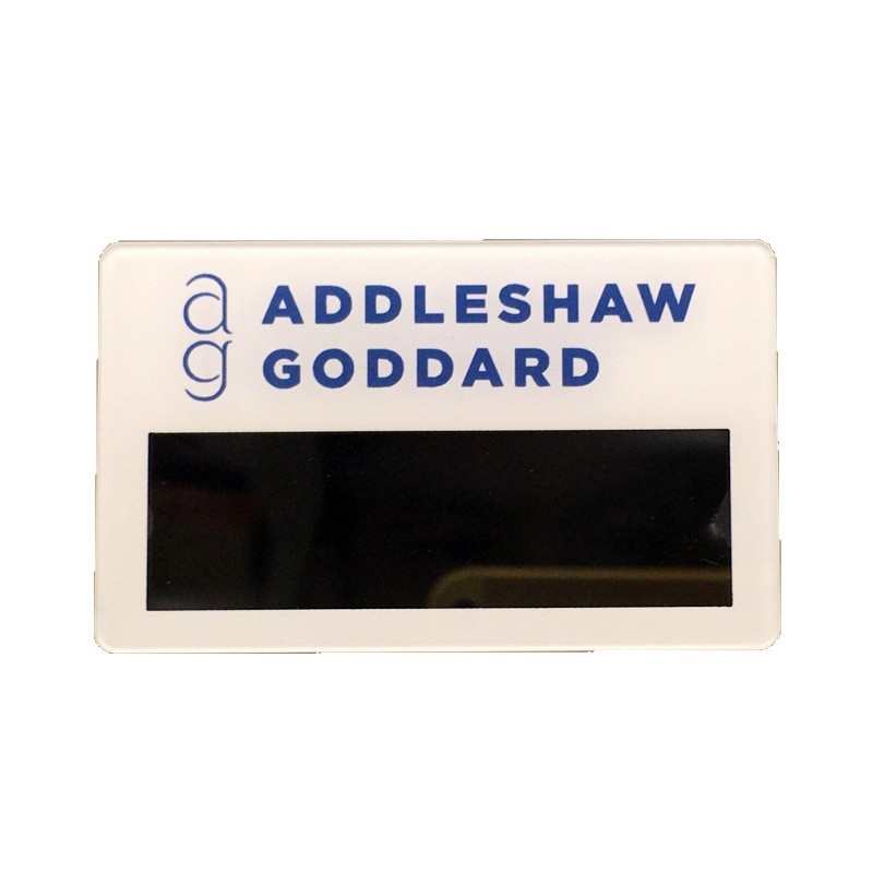 Insignă din acril cu fundal negru, nume înlocuibil, personalizabil – Addleshaw Goddard