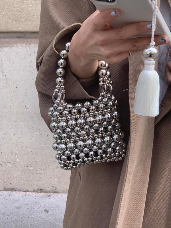 Crossbody torba s perlama, metalno srebrna, ručno pletene perle, džep za ruž, novčanik i ključeve