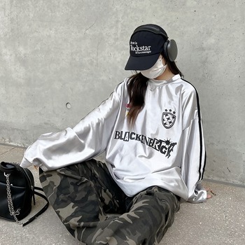 Muška srebrna majica s dugim rukavima i okruglim izrezom — jesenji streetwear, retro trkački stil, slobodan kroj
