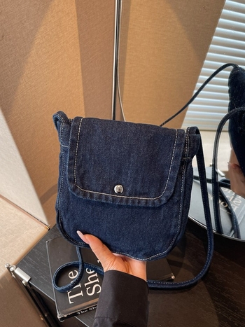 Ženska denim torbica, proljeće 2025, moderna kompaktna torba za rameno s preklopom, uspravni kvadratni oblik, mala veličina.