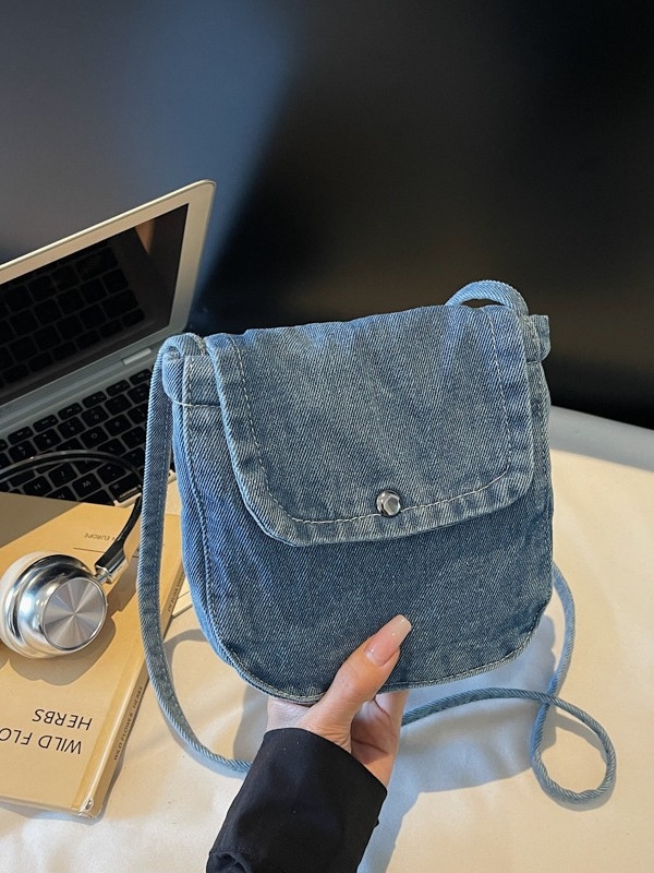 Ženska denim torbica, proljeće 2025, moderna kompaktna torba za rameno s preklopom, uspravni kvadratni oblik, mala veličina.