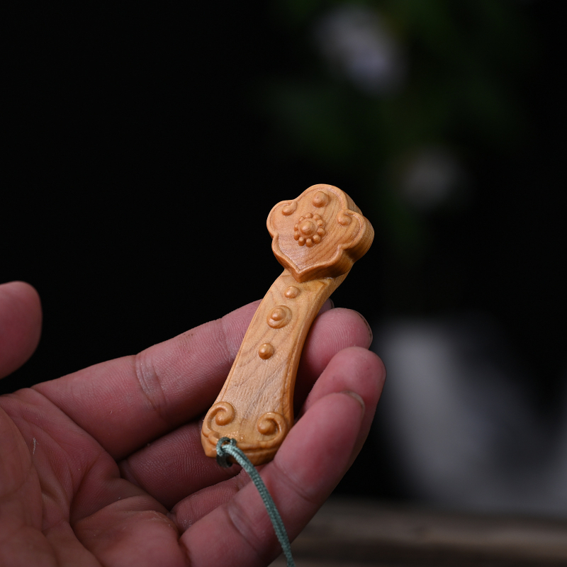 Drveni amulet od tuje s rezbarijom Lingzhi i Ruyi — ručno izrađeni ukrasni privjesak za auto i dom