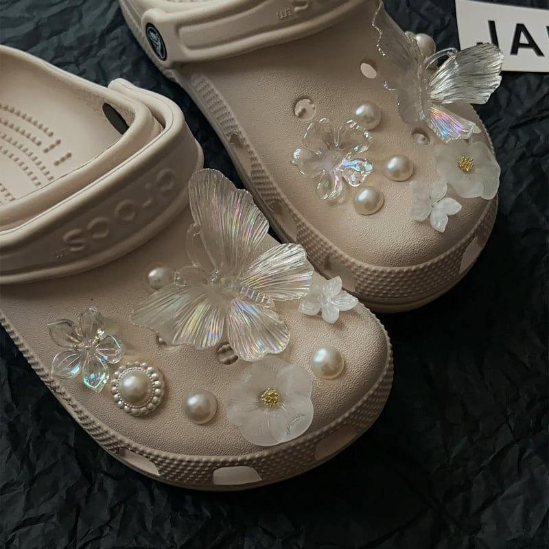 DIY kristalni cvjetovi i leptiri za Crocs-stilne cipele s rupama
